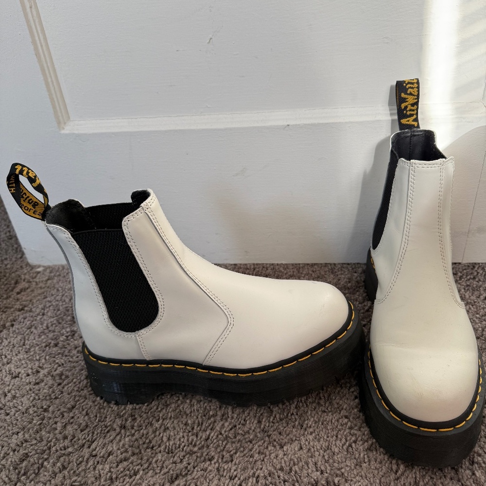 DR MARTENS 2976 Smooth Leather Platform Chelsea Boots